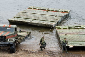 Ворог може постачати техніку до Херсона тільки двома понтонними переправами, – розвідка