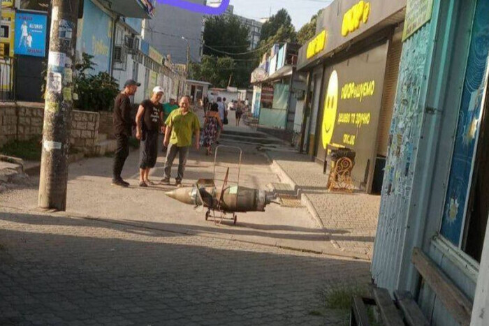 Жители Запорожья привезли рашистскую ракету на металлолом (фото)