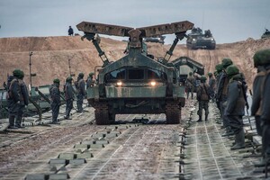 Особовий склад окупантів покинули на березі, який часто атакує ЗСУ