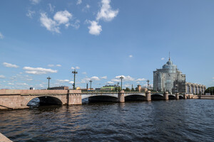 Російський матрос наклав на себе руки, стрибнувши з Сампсонієвського мосту (на фото) у Санкт-Петербурзі. Мотиви суїциду невідомі