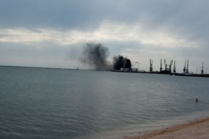 У порту Бердянська – вибухи та пожежа (фото)