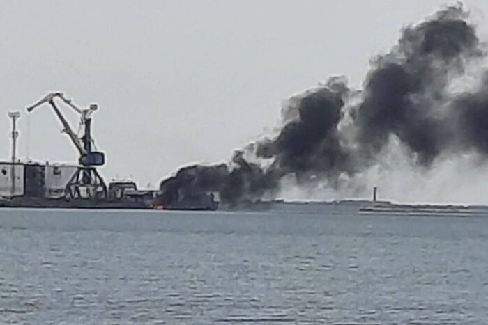 В порту Бердянска – взрывы и пожар (фото)