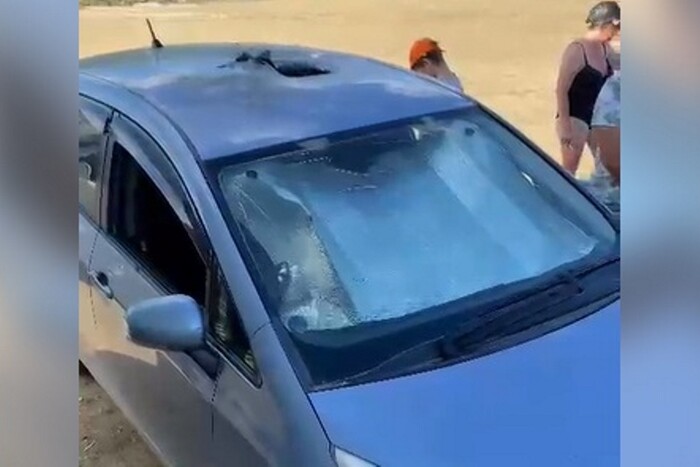 У припарковану біля пляжу машину російських відпочивальників влучив снаряд (відео)
