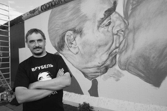 Помер автор культового графіті з поцілунком Брежнєва