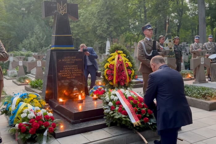 Дуда став на коліна коліна перед пам'ятником воякам УНР (відео)