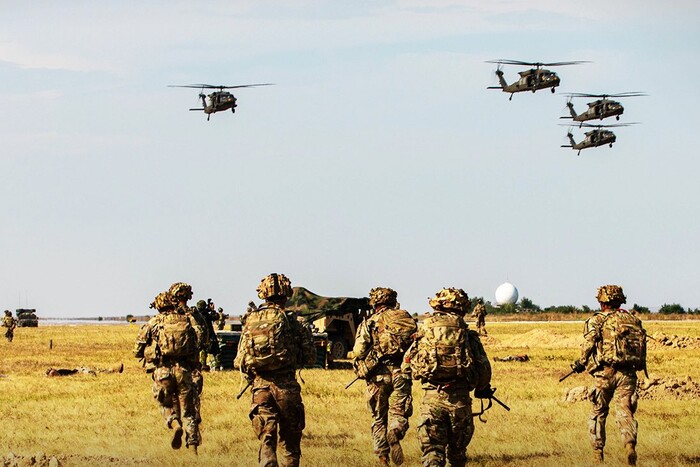 НАТО перекидає війська поближче до російських кордонів