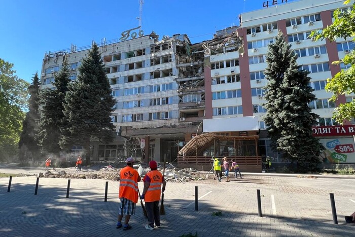 Ворог обстріляв Миколаїв: є поранені, пошкоджено навчальний заклад (фото)