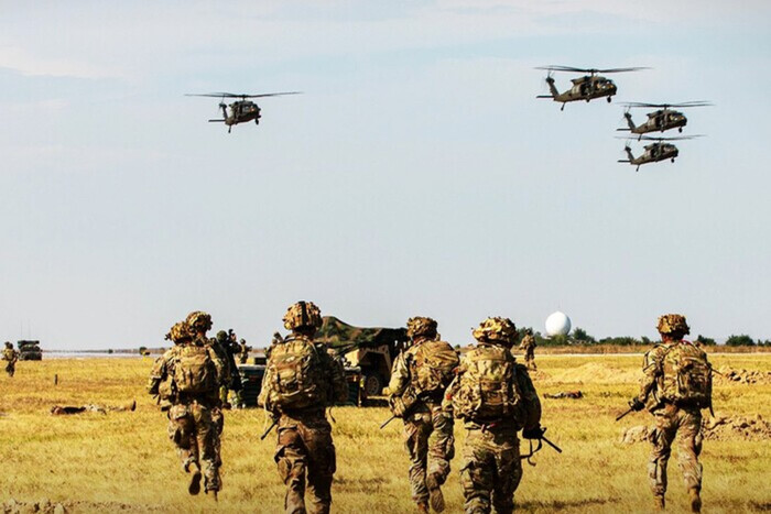 НАТО перебрасывает войска ближе к российским границам