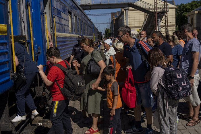 Перша зворотна депортація: росіяни везуть українців з Пскова назад до Маріуполя