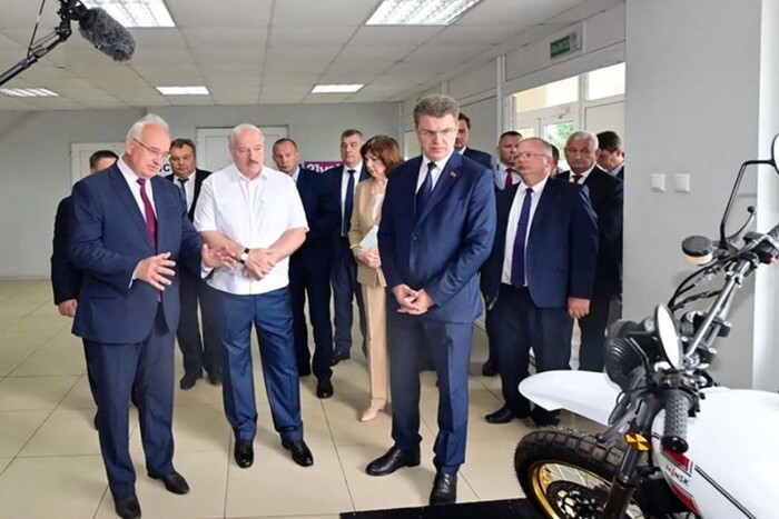 Лукашенко влаштував істерику, оглядаючи новий мотоцикл «Мінськ»