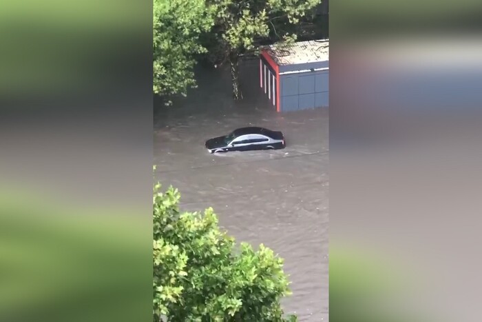 Злива в Одесі: вулиці пішли під воду, плавають автівки (відео)