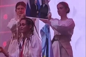 Алина Паш на сцене скандального фестиваля в Европе разрезала портрет Путина
