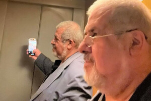 «Что делает Коломойский в подъезде?». Чубаров показал интересное фото