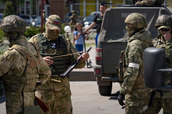 Ворог застосовує запальні снаряди та дистанційно мінує території України, – Генштаб