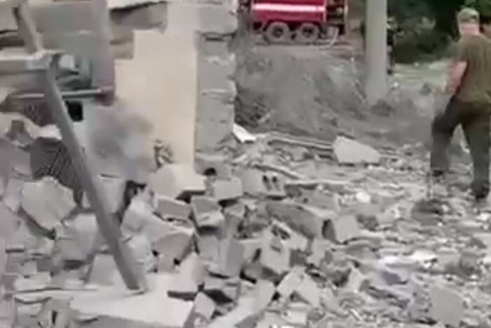 У Лисичанську підірвано колишню будівлю СБУ, де базувалися окупанти (відео)