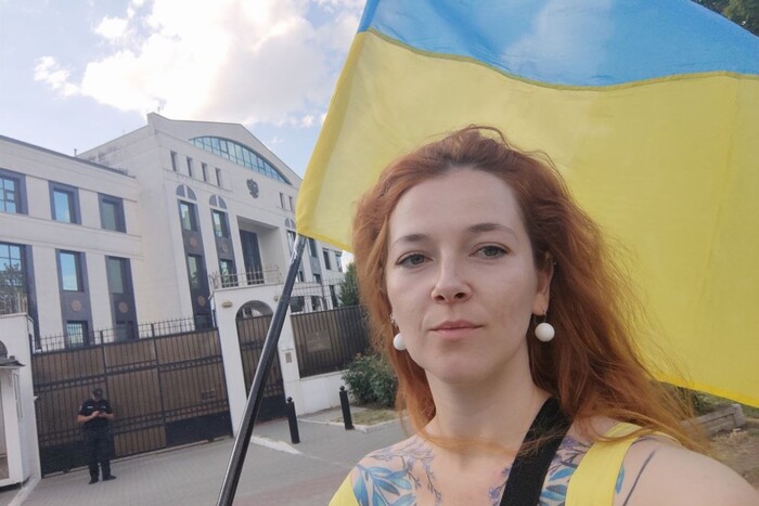 Молдаванка Діана Мазурова пів року мітингує біля російського посольства