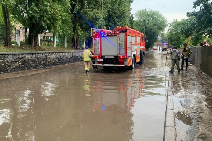 Затоплені вулиці, машини у воді: Рівне оговтується від потужної зливи (фото, відео) 