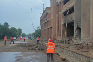 Рашисты обстреляли в Николаеве университет: мэр показал последствия (фото)