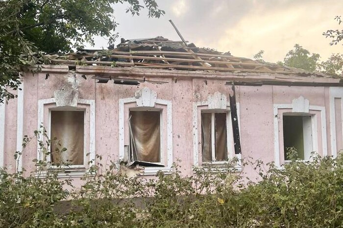 Розтрощені будинки, вирви у землі: фото наслідків обстрілу Миколаївщини