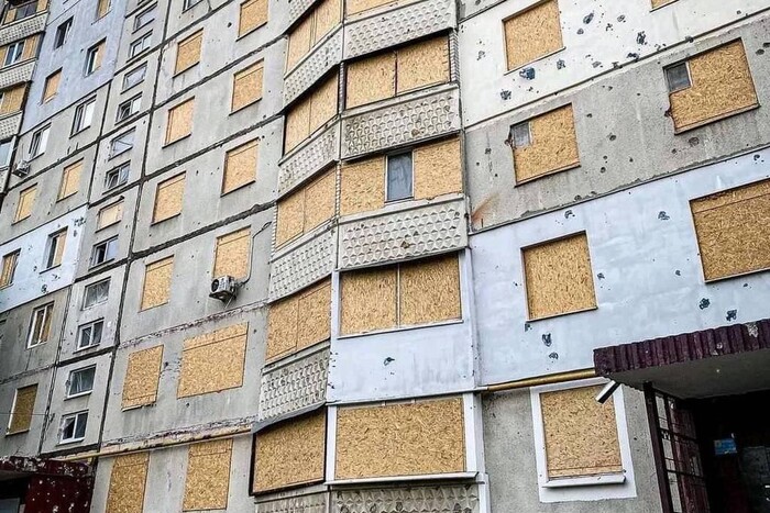 Усі вікна багатоповерхівки забиті фанерою. Шокуюче фото з Харкова 