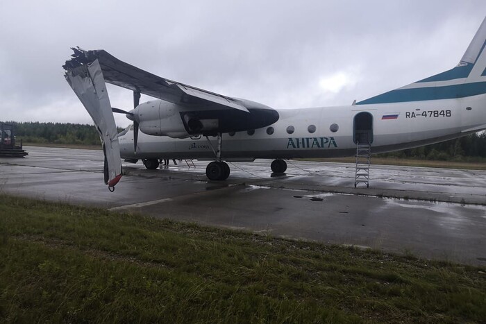 У російського літака при посадці відірвалося крило (фото)