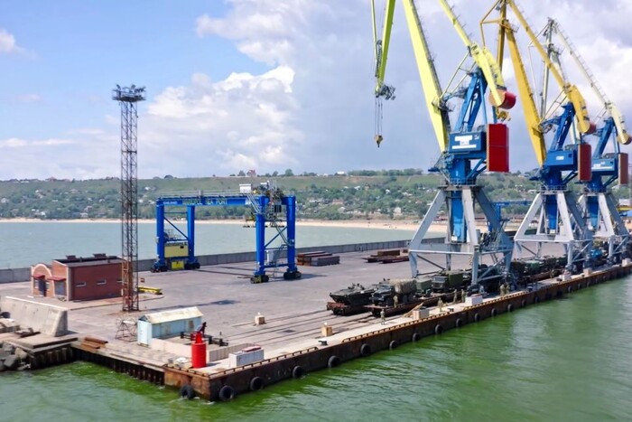 Окупанти намагаються вивезти з порту Маріуполя всю металопродукцію до РФ