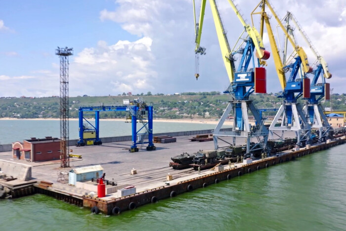 Оккупанты пытаются вывезти из порта Мариуполя всю металлопродукцию в РФ