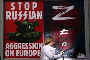 Плакат з вимогою зупинити російську агресію у Варшаві. Березень-2022