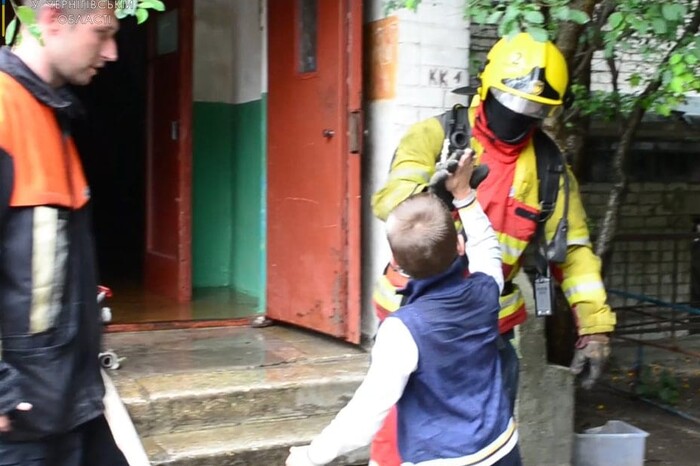 У Чернігові рятувальники на руках виносили дітей з вогню (фото, відео) 