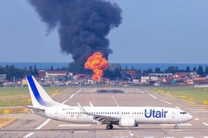 В Сочи горит территория возле международного аэропорта, местные сетуют на пожарных