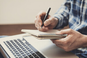 Українське інформагентство потрапило під критику через статті про прогнози таролога