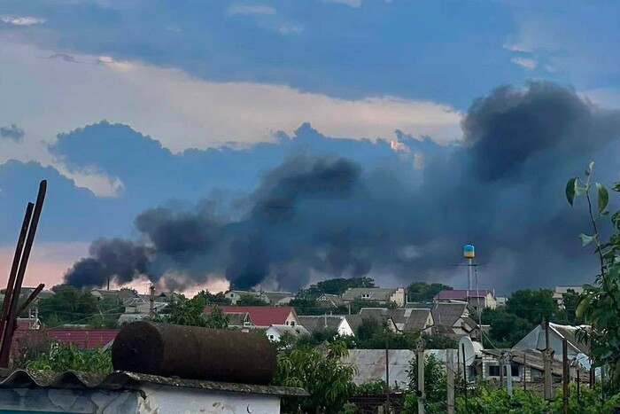 У небі чорний дим: у Чорнобаївці пролунало декілька вибухів (відео)