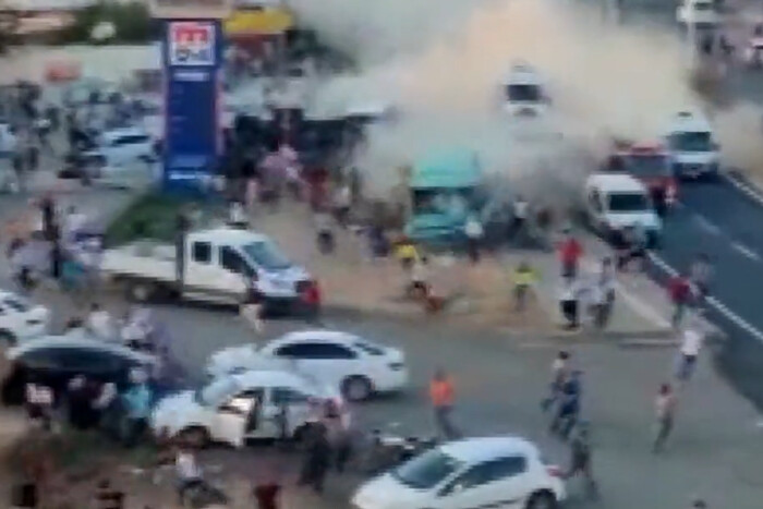 У Туреччині вантажівка врізалася в натовп людей (відео)