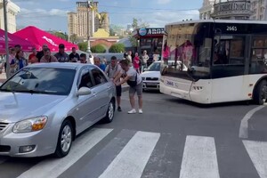 Група чоловіків відштовхала автівку-порушницю у центрі Києва