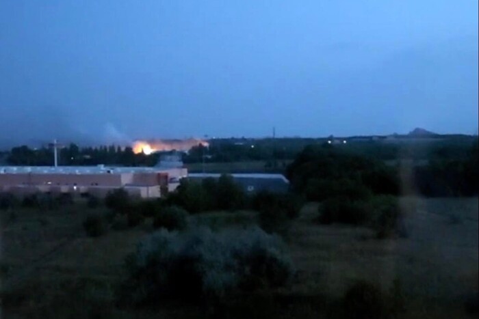 Окупований Донецьк прокинувся від потужних вибухів (відео)