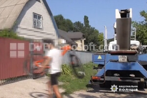 У Червоній Слободі чоловік із палицею напав на електрика й кидав каміння в людей