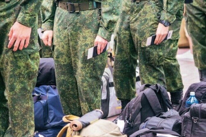 Луганщина: оккупанты во время «мобилизации» рвут паспорта призывников