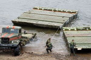 Рашисты обустраивают под Херсоном плавучий мост, – британская разведка