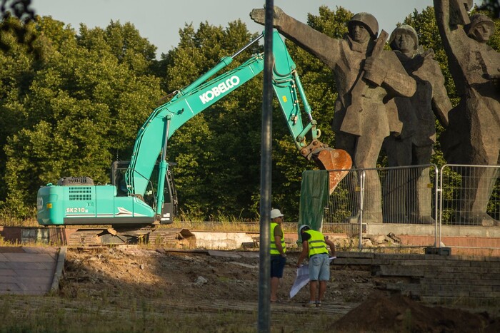 Латвія зносить 79-метровий радянський пам’ятник, росіяни влаштували бунт