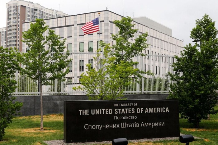 США закликали громадян виїхати з України. Банкова відреагувала