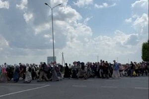 Громада на Хмельниччині перекрила рух хресному ходу Московської церкви (відео)