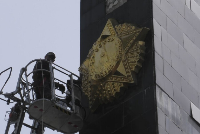 На луцькому меморіалі демонтували 300-кілограмову радянську зірку