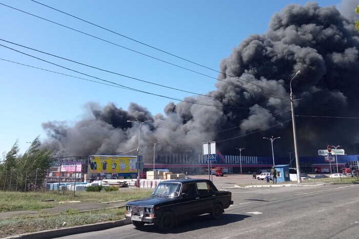 У Донецьку палає торговий центр. Окупанти заявляють про «приліт» (відео)