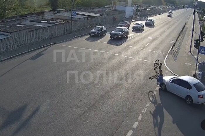 Аварія в Києві: автівка збила велосипедистку (відео) 