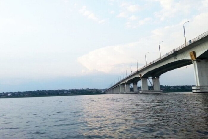 Рашисты не смогут использовать: ВСУ ударили по Антоновскому мосту