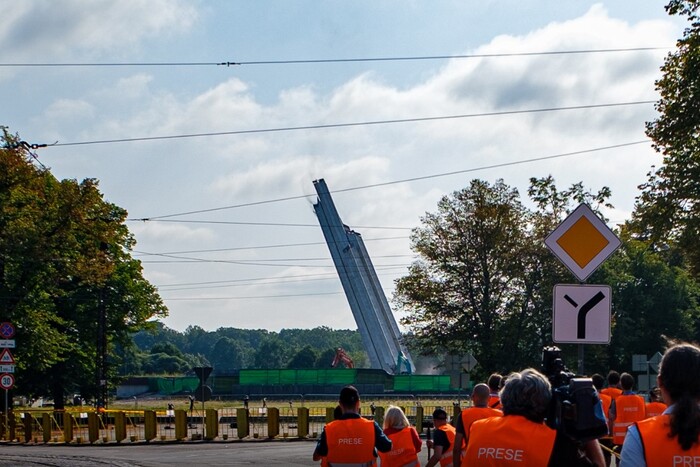 Латвія остаточно знесла пам'ятник радянським військовим: видовищні кадри