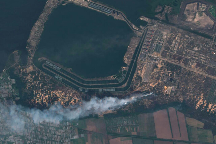 Супутник зафіксував пожежі та дим навколо Запорізької АЕС (фото)