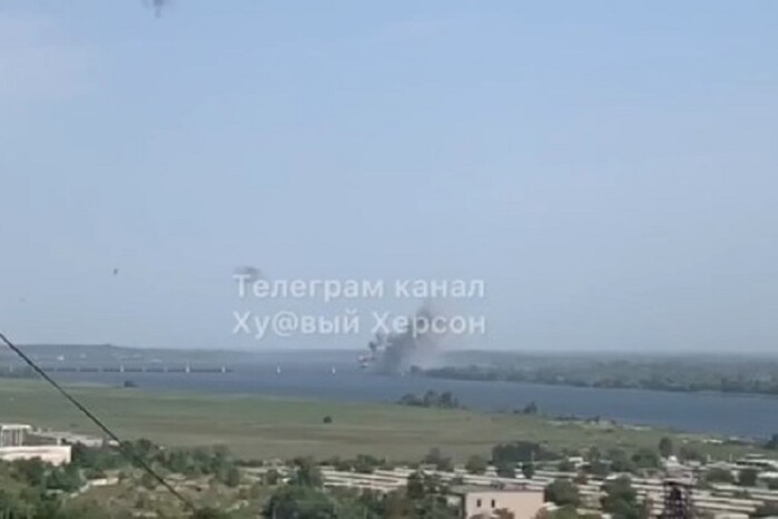 Над Антонівським мостом піднімається дим (відео)
