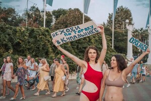 Учасники акції закликали російських туристів одягатися, виходячи в місто
