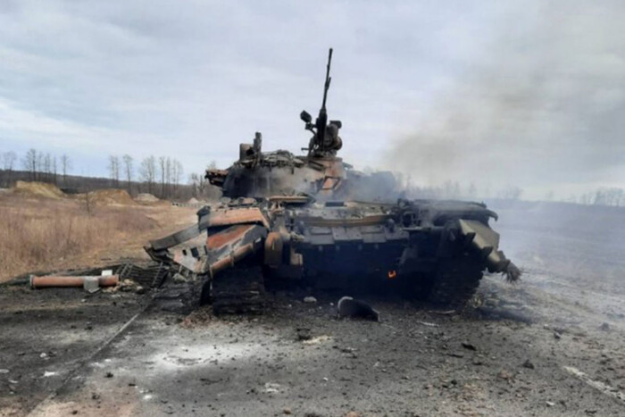 Росіяни спалюють тіла своїх солдатів разом із підбитою технікою